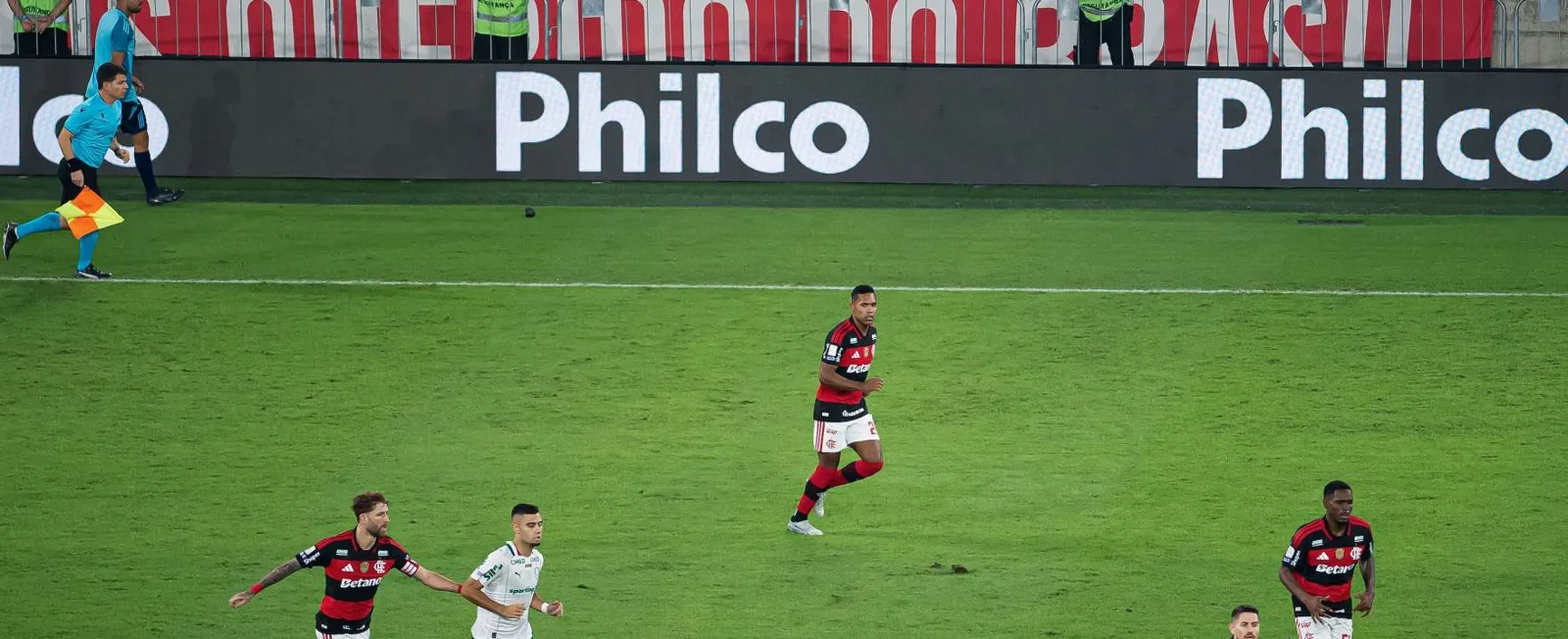 LED Philco no estádio durante jogo do Brasileirão